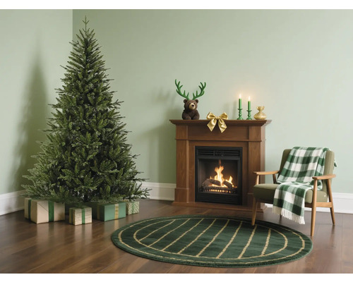 Julscen med julgran, presenter, öppen spis och fåtölj