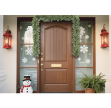 Dekorerad ytterdörr med girlang och snöflingestickers för julen
