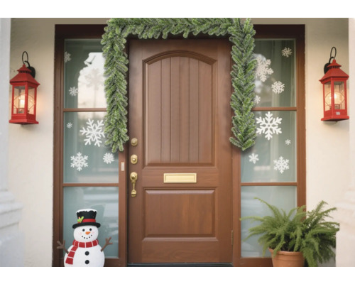 Dekorerad ytterdörr med girlang och snöflingestickers för julen