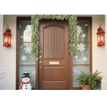 Dekorerad ytterdörr med girlang, lyktor, snöflingeklistermärken och snögubbe