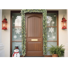 Dekorerad entré med grangirlang, lyktor och snögubbe