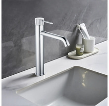 Hög tvättställsblandare i metall på ett tvättställ