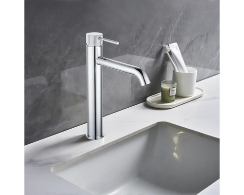 Hög tvättställsblandare i metall på ett tvättställ