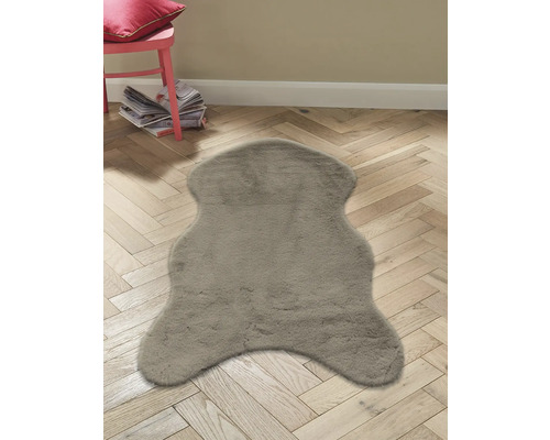 Grå matta i pälslook på trägolv
