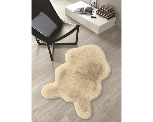 Dekorativ matta i fårskinnsimitation bredvid en stol och ett bord