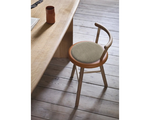 Trästol med vadderad sits vid ett träbord