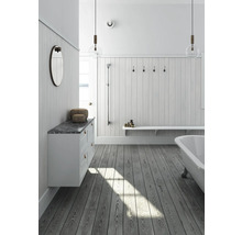 Badrum med tvättställ, spegel, badkar och trägolv