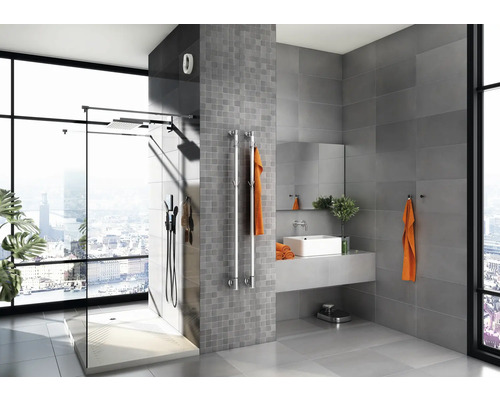 Modernt badrum med dusch, handfat och gråa kakelplattor.