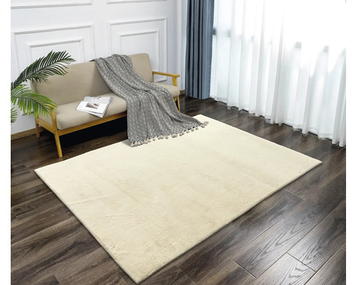 Beige matta i ett ljust vardagsrum med soffa och gardiner