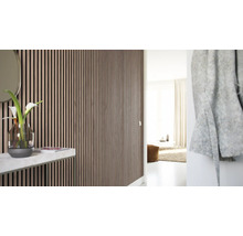 Interiörbild av en modern designad hall med väggpaneler som skapar en stilfull och akustiskt optimerad atmosfär.