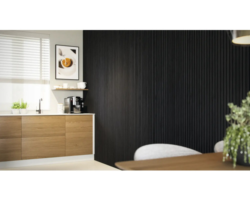 Modernt kök med träskåp, fönster, dekoration och svarta akustiska väggpaneler