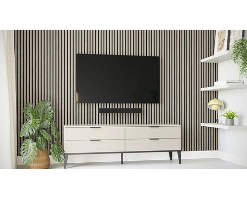 Vardagsrum med väggpaneler, TV, soundbar, byrå och vägghyllor