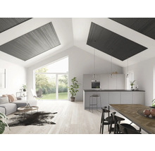 Ljust vardagsrum med takelement, modern inredning och stora fönster