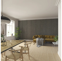 Vardagsrum med väggpaneler i trä, matbord, stolar och gul soffa