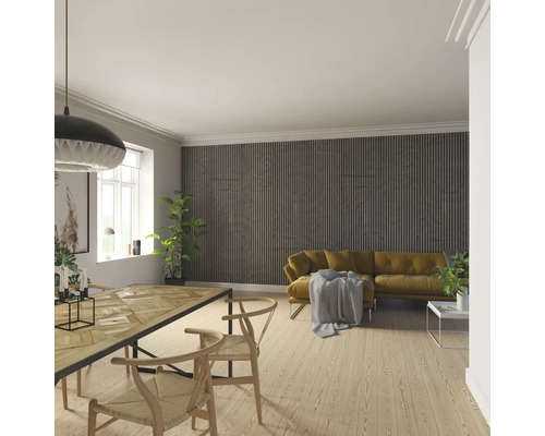 Vardagsrum med väggpaneler i trä, matbord, stolar och gul soffa