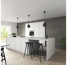 Modernt kök med köksö, barstolar och hängande lampor för en ljus och rymlig atmosfär.