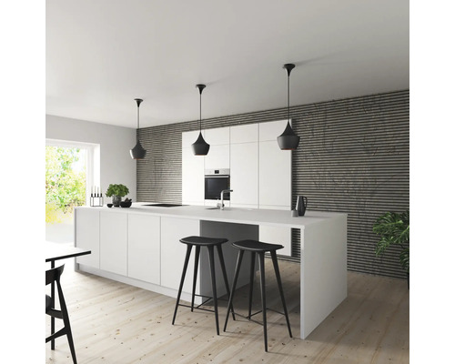 Modernt kök med köksö, barstolar och hängande lampor för en ljus och rymlig atmosfär.