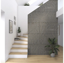 Ljust rum med trappa, träpanel på väggen och krukväxter.