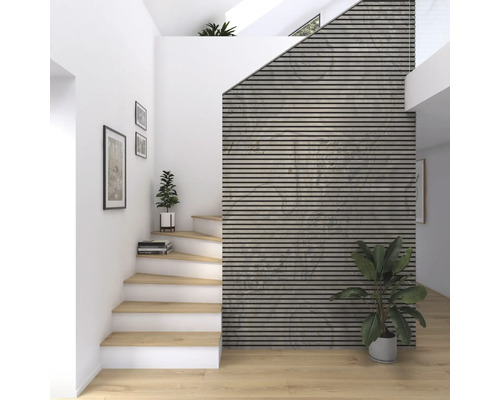 Ljust rum med trappa, träpanel på väggen och krukväxter.