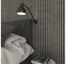 Säng med väggpaneler och lampa