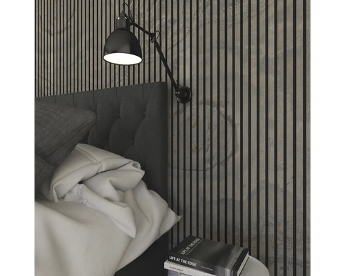 Säng med väggpaneler och lampa