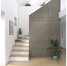 Ljus trappa med väggpaneler och dekorativa element i ett modernt hus.