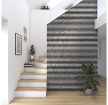 Ljus entré med trappa, trätrappsteg, väggpaneler och krukväxter för en vänlig atmosfär.