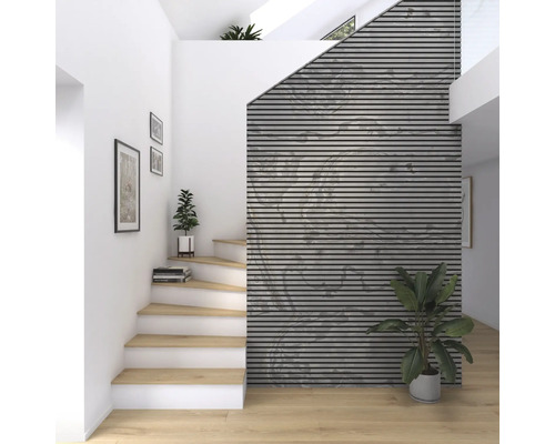 Ljus entré med trappa, trätrappsteg, väggpaneler och krukväxter för en vänlig atmosfär.