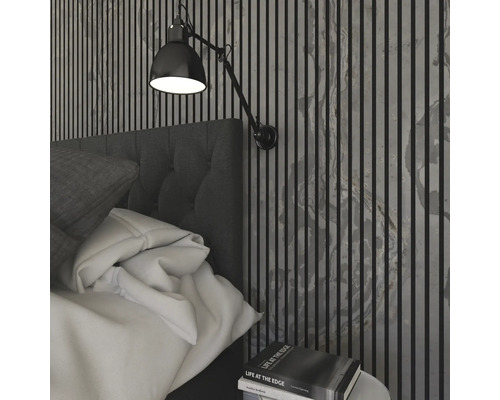 Sovrum med säng, vägglampa och väggpaneler