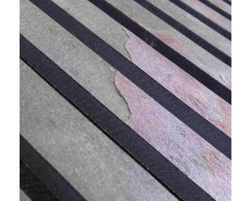 Närbild av en akustisk panelyta med träribbor