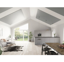 Ljust vardagsrum med akustikpaneler i taket, kombinerat med kök och matplats.