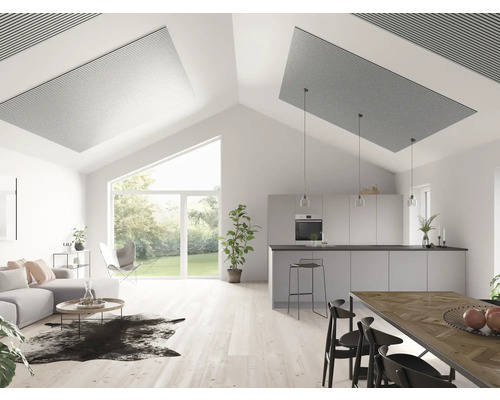 Ljust vardagsrum med akustikpaneler i taket, kombinerat med kök och matplats.