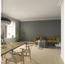 Vardagsrum med matbord, stolar, soffa och väggpaneler för en modern boendemiljö.