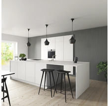 Ljust kök med köksö, barstolar och pendellampor