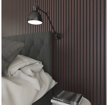 Sovrum med säng, vägglampa och väggpaneler