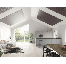 Ljust vardagsrum med öppet kök, takpaneler, sittgrupp och matbord.