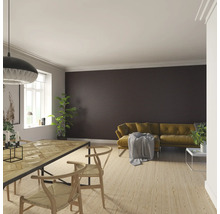 Vardagsrum med matbord, stolar, soffa och väggpaneler