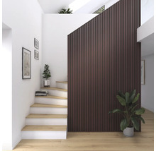 Ljus hall med trappa, träpanelvägg och krukväxter