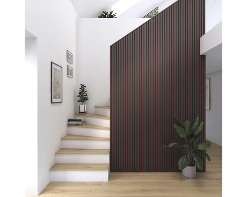 Ljus hall med trappa, träpanelvägg och krukväxter