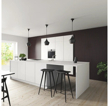 Ljust kök med köksö, barstolar och pendellampor för en modern inredning