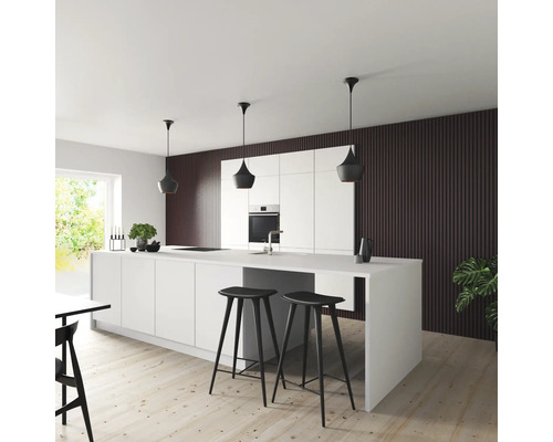 Ljust kök med köksö, barstolar och pendellampor för en modern inredning