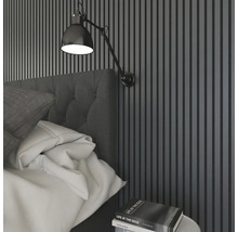 Sovrumsscen med säng, sängbord och vägglampa för sovrumsbelysning