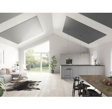 Ljust vardagsrum med akustikpaneler i taket, soffa, matbord och kök