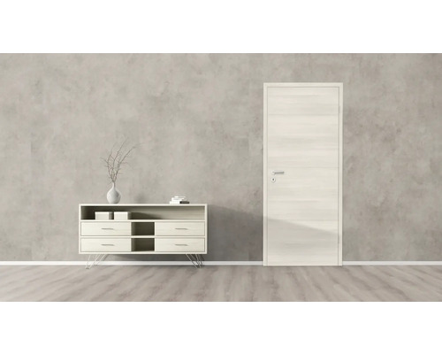 Scen med en innerdörr och en skänk i vardagsrummet