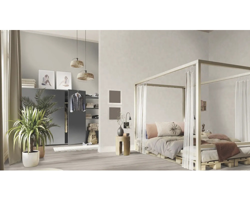 Sovrum med himmelssäng, garderob och krukväxter för en ljus och organiserad atmosfär