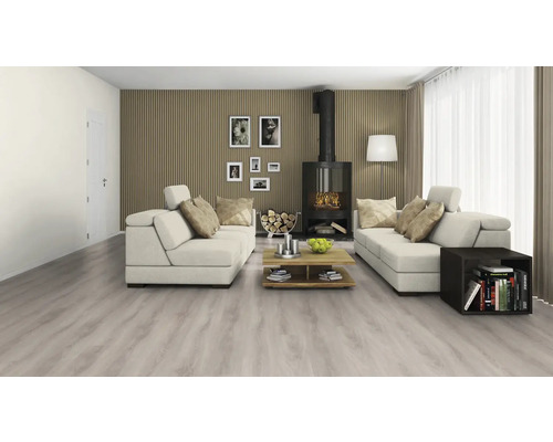 Vardagsrum med laminatgolv, soffa, öppen spis och dekorationer för en mysig atmosfär