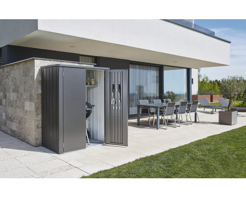 Trädgårdsskåp med grill och verktyg i modern trädgård