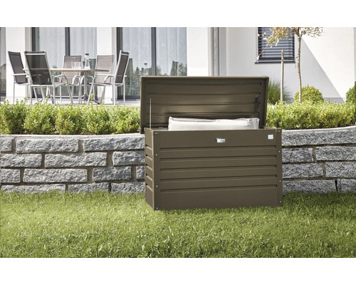 Öppen förvaringslåda i metall i trädgården