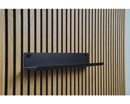 Hylla SONAVA bred M 540x90x140mm metall svart Svart vägghylla på en träpanelvägg