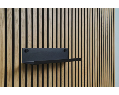 Hylla SONAVA bred S 380x90x140mm metall svart Svart hylla på en träpanelvägg